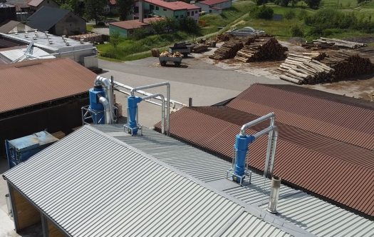 Inštalované cyklónové oddeľovače na streche píly, odsávanie mokrých pilín, separácia pilín